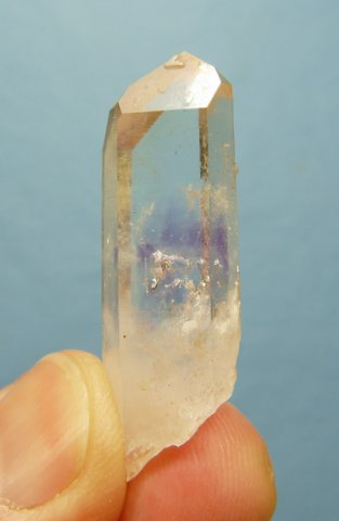 Quartz crystal with light amethyst cloud
