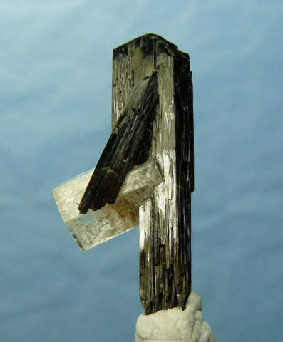 Two small schorl crystals with a goshenite crystal
